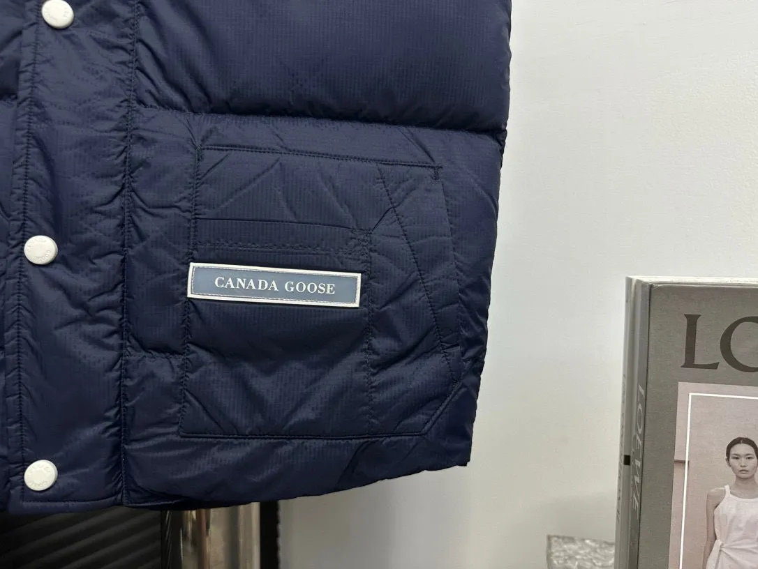 P480 [Canadagoose] Canada Goose White Label Glacier Down Vest Canada Goose's new "Northern Lights Series" down vest Canada Goose's new "Northern Lights" Northern Lights White Label down vest is now available! The light and layered colors give people the feeling of being trapped in the mist around icebergs and glaciers. It can be said to be very dreamy! Original YKK zipper, Size:XS-XXL